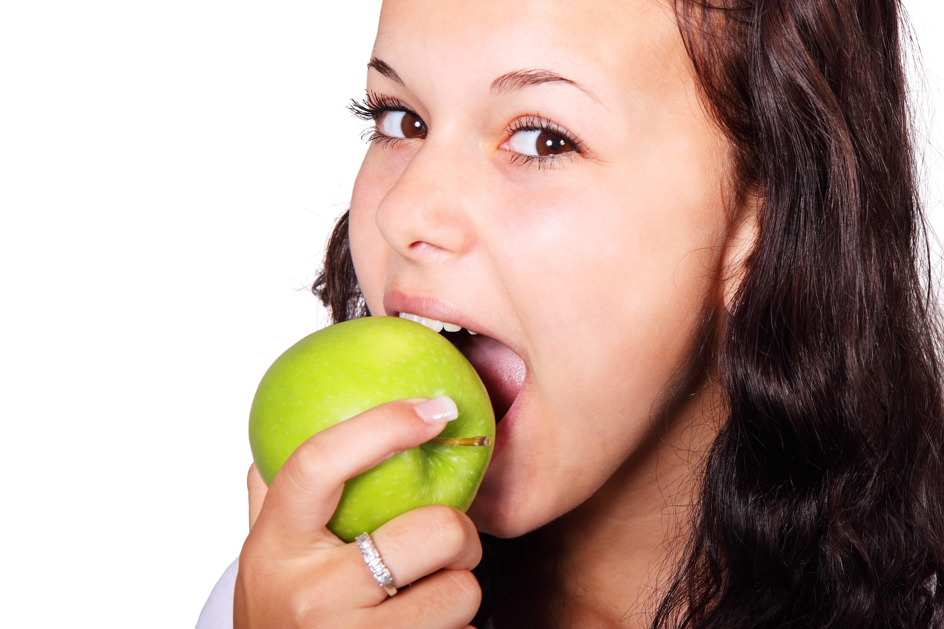 Femme dégustant une pomme